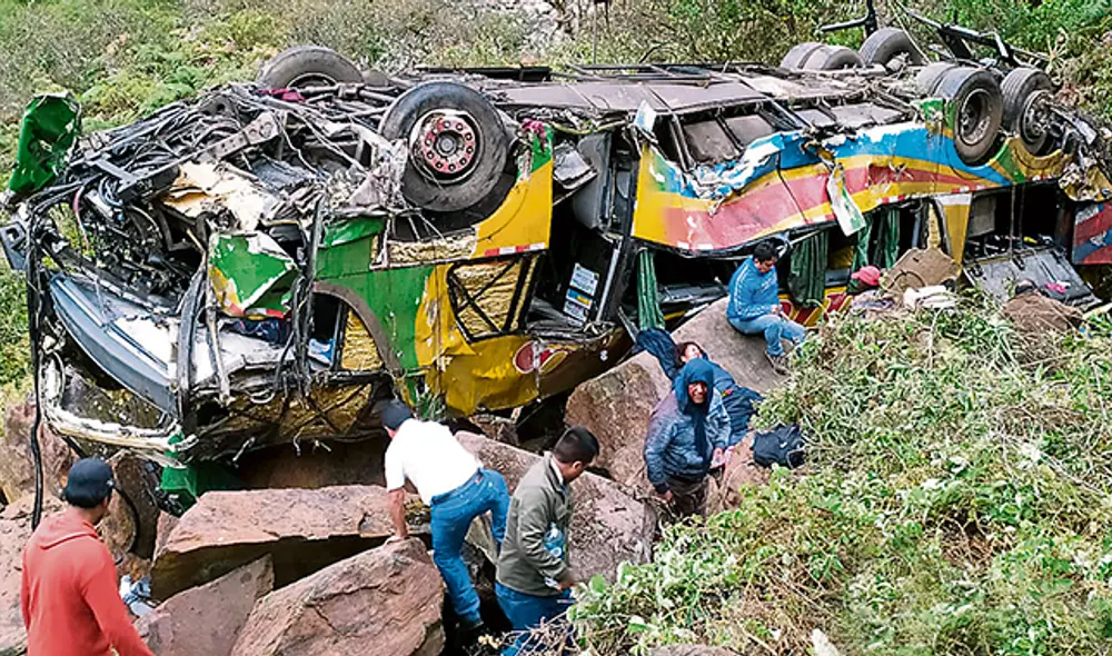 Bus rueda a un abismo y mueren 23 personas Bus rueda a un abismo y mueren 23 personas