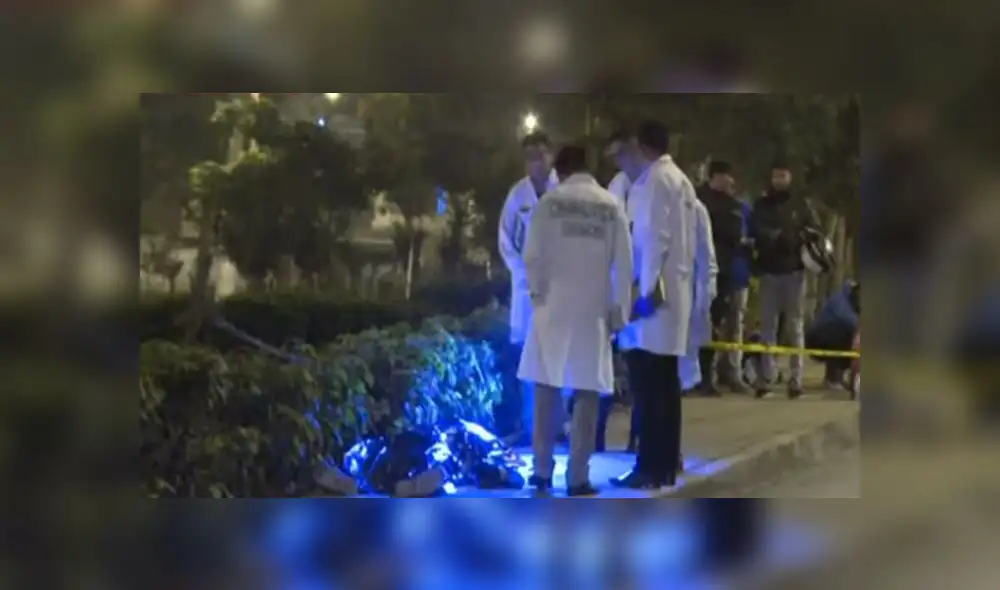 Policías encontraron el cadáver frente a un parque, por lo que buscan las cámaras de seguridad de la zona para tratar de identificar a atacantes. ( Foto: Captura de video / Buenos Días Perú)