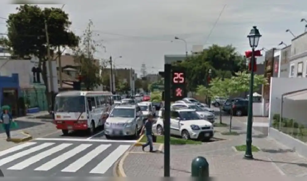Vía Google Maps: captan a limeño haciendo curioso gesto en San Isidro [FOTOS]