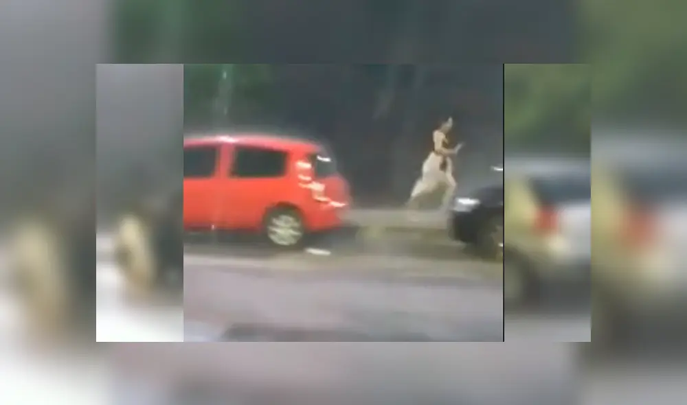 Video es viral en Facebook. Grupo de jóvenes fue corriendo a su vehículo para resguardarse de la lluvia, sin percatarse de un gracioso detalle que los dejó en ridículo