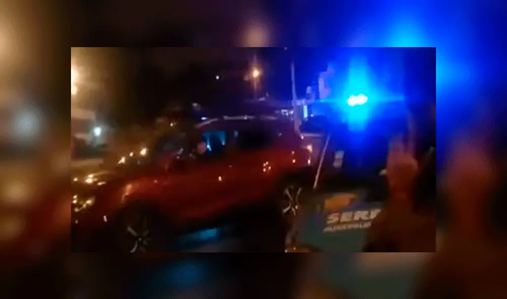 Callao: conductor impacta su auto contra motocicleta tras pasarse la luz roja