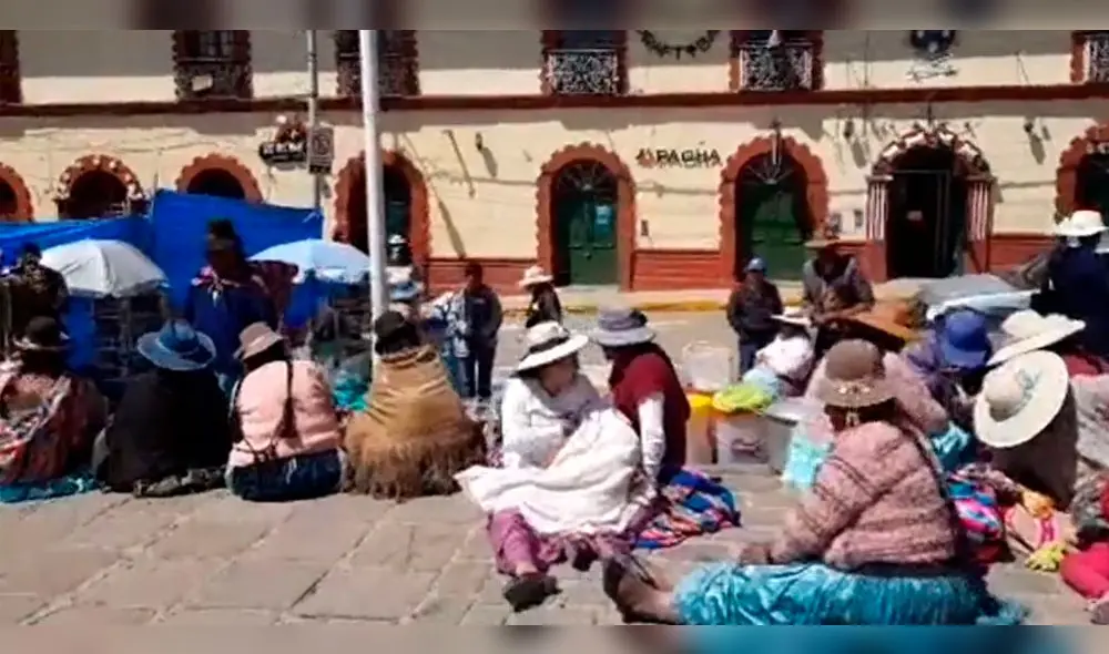 Puno: aimaras se amanecen protestando por la sentencia contra Walter Aduviri Puno: aimaras se amanecen protestando por la sentencia contra Walter Aduviri