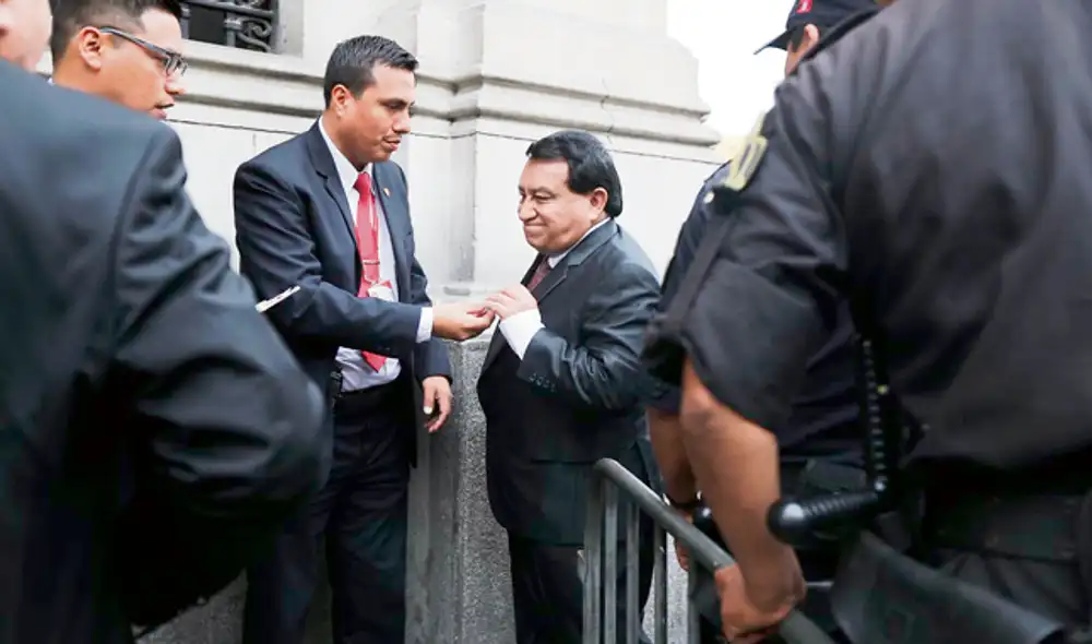 Cuestionado. Luna llegó poco antes que su bancada electa. Foto: Jorge Cerdán Cuestionado. Luna llegó poco antes que su bancada electa. Foto: Jorge Cerdán