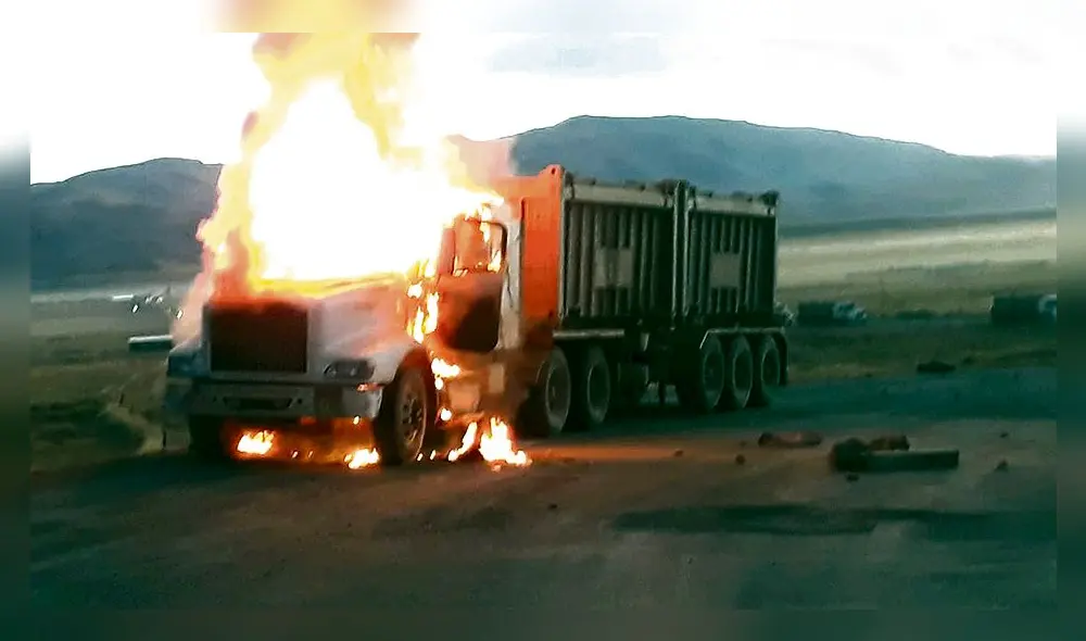 ESPINAR. Campesinos bloquearon el corredor minero en el sexto día de protesta. Por la tarde quemaron un vehículo minero