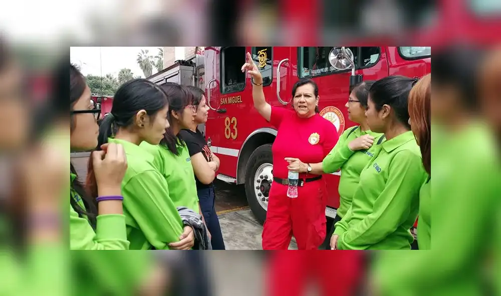 San Miguel: jóvenes voluntarios donan artículos de limpieza a bomberos 