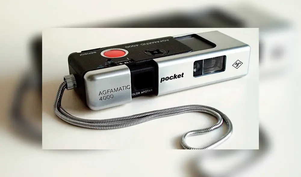 Desliza para ver más detalles de esta supuesta 'viajera del tiempo' que generó asombro en YouTube. Foto: Captura. Desliza para ver más detalles de esta supuesta 'viajera del tiempo' que generó asombro en YouTube. Foto: Captura.