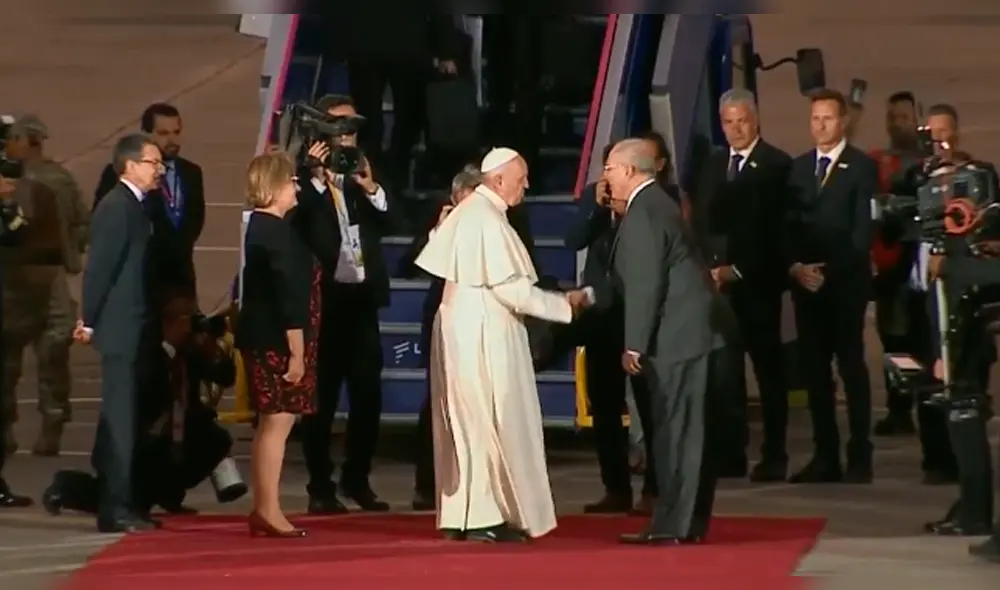 Papa Francisco: PPK sufre incómodo percance al despedirse del pontífice [VIDEO]