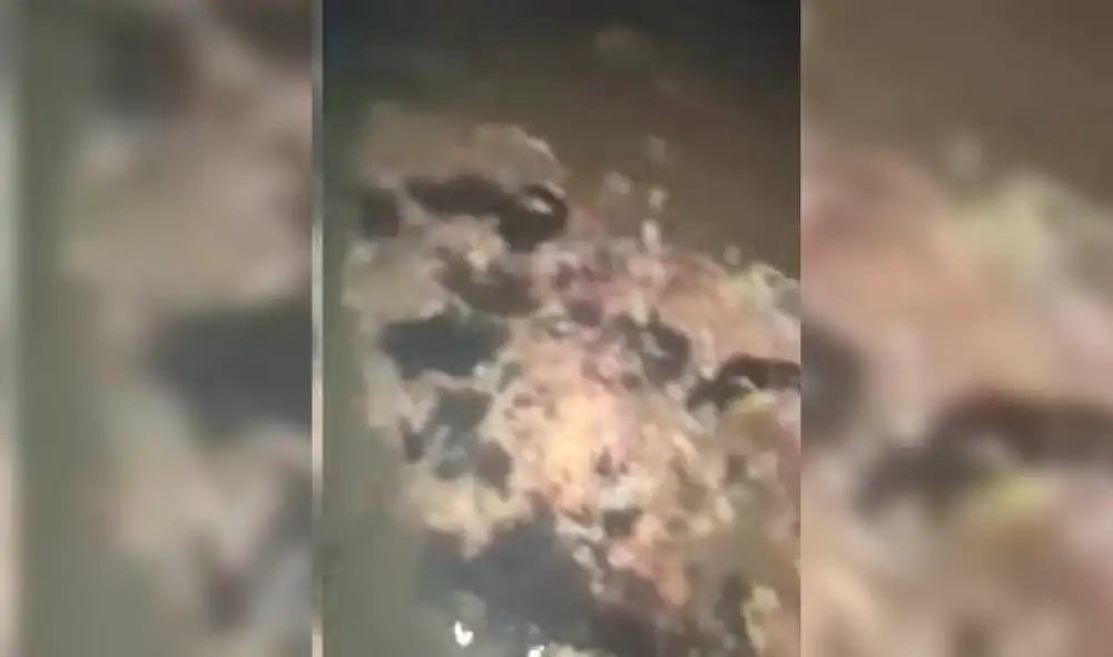 Según los pobladores, esta no sería la primera vez que se contamina de esta forma la quebrada Ahuashiyacu. Foto: captura video/Vía TV Según los pobladores, esta no sería la primera vez que se contamina de esta forma la quebrada Ahuashiyacu. Foto: captura video/Vía TV