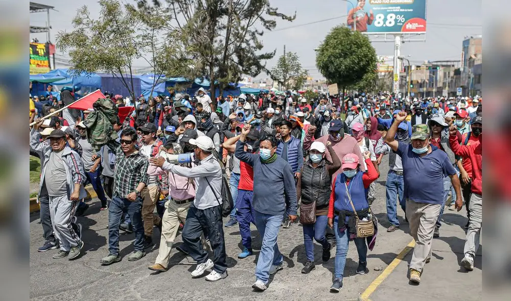 PROTESTAS EN CONTRA DE DINA BOLUARTE EN AREQUIPA Y EXIGIENDO EL CIERRE DEL CONGRESO  



