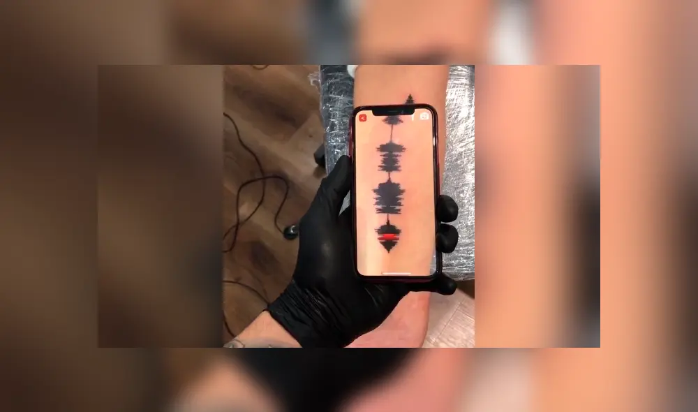 El tatuador compartió en TikTok el alucinante tatuaje de una frecuencia, con el que pudo reproducir música desde su celular. Foto: captura
