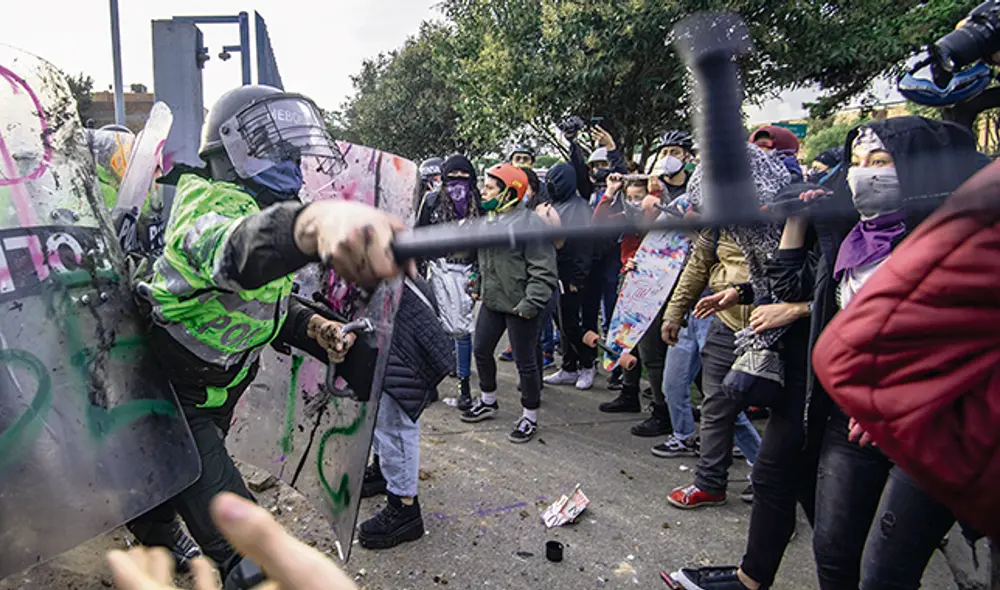 Descontento. Ciudadanos atacaron puestos de mando conocidos como CAI en Bogotá, Medellín y Cali. (Foto: AFP) Descontento. Ciudadanos atacaron puestos de mando conocidos como CAI en Bogotá, Medellín y Cali. (Foto: AFP)