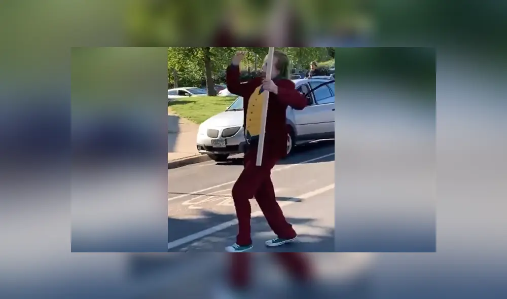 A través de Facebook se hizo viral el momento en que un hombre se disfraza del Joker en medio de las protestas en Estados Unidos. A través de Facebook se hizo viral el momento en que un hombre se disfraza del Joker en medio de las protestas en Estados Unidos.