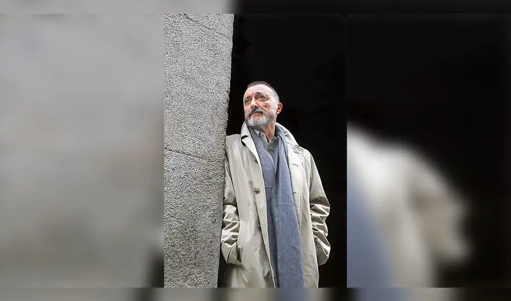 Pérez-Reverte anuncia publicación de Los perros duros no bailan