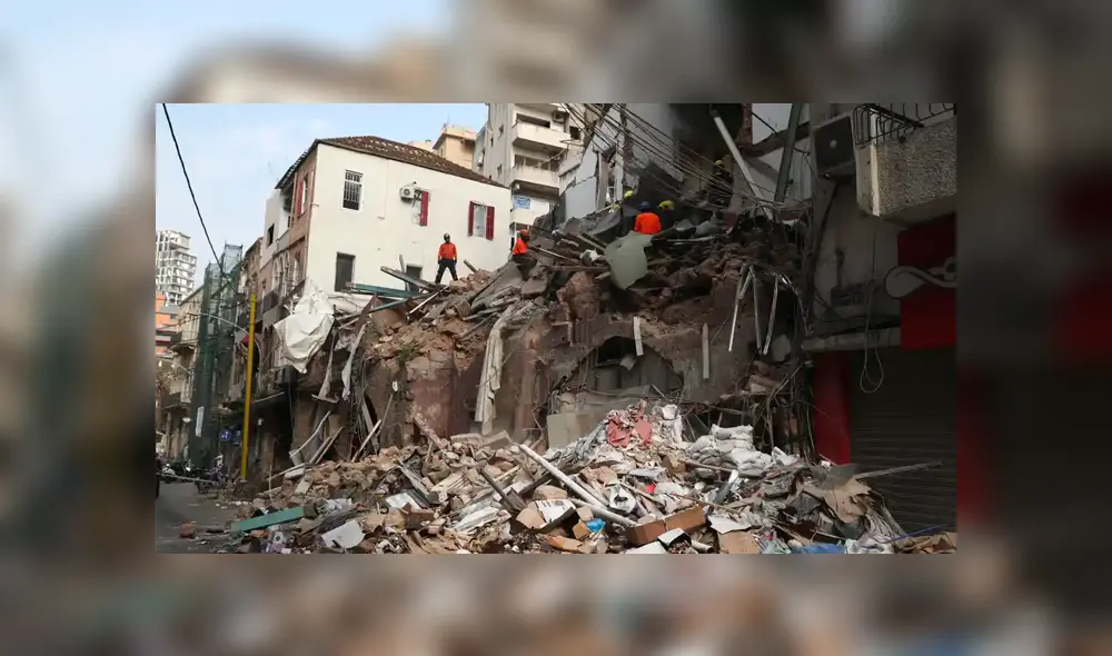 Socorristas buscan sobrevivientes entre los escombros de edificios derrumbados por la potente explosión en la zona portuaria de Beirut. Foto: Bilal Hussein / AP