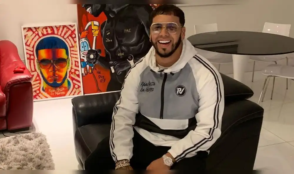 Anuel AA ostenta 4 relojes y es criticado por usuarios de las redes
