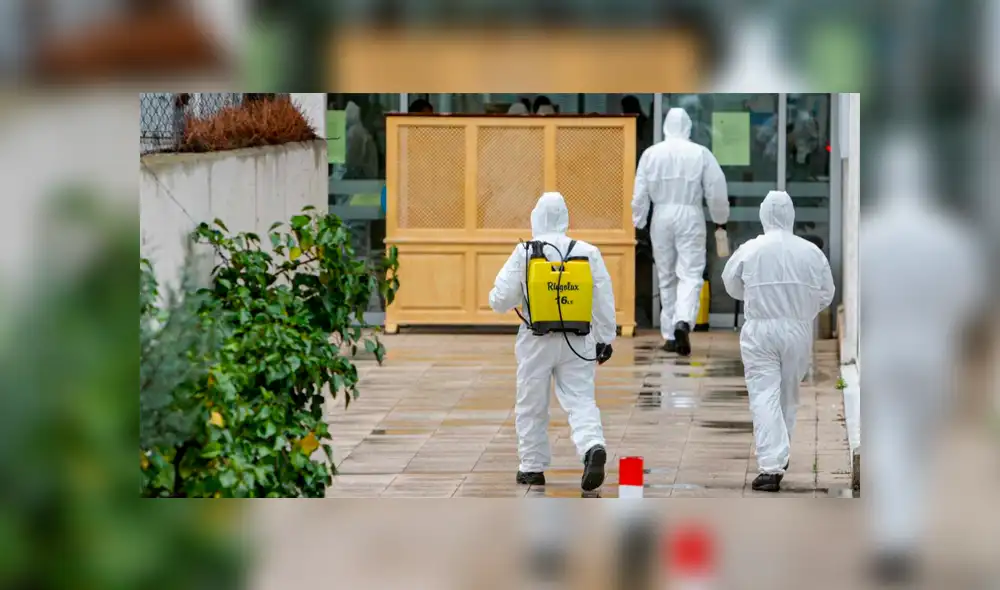 Miembros de la UME desinfectan una residencia de mayores por coronavirus. (Foto: Difusión) Miembros de la UME desinfectan una residencia de mayores por coronavirus. (Foto: Difusión)