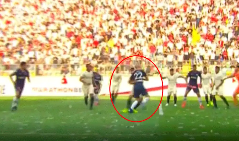 Aldo Corzo lo tuvo tomado a Federico Rodríguez en el área y el árbitro no cobró nada. | Foto: Gol Perú