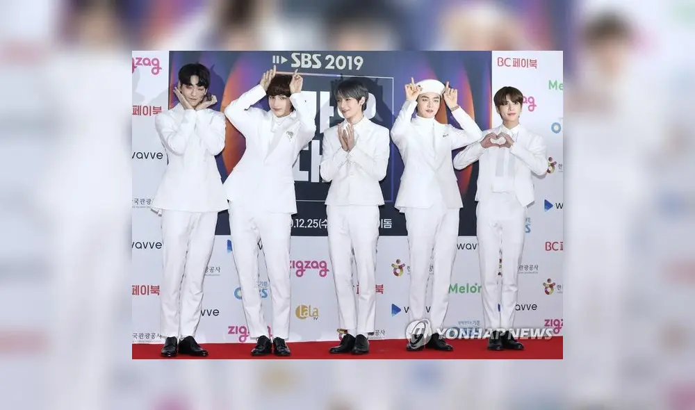SBS Gayo Daejun 2019: TXT se presentó con un look en blanco total.