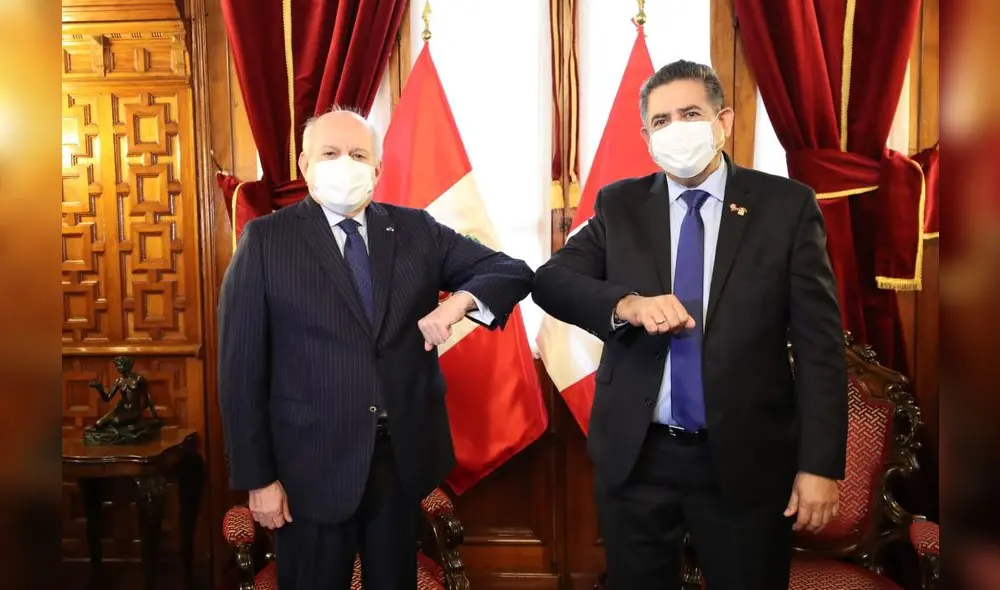 Pedro Cateriano tras reunión con Manuel Merino en el Congreso. Foto: PCM. Pedro Cateriano tras reunión con Manuel Merino en el Congreso. Foto: PCM.