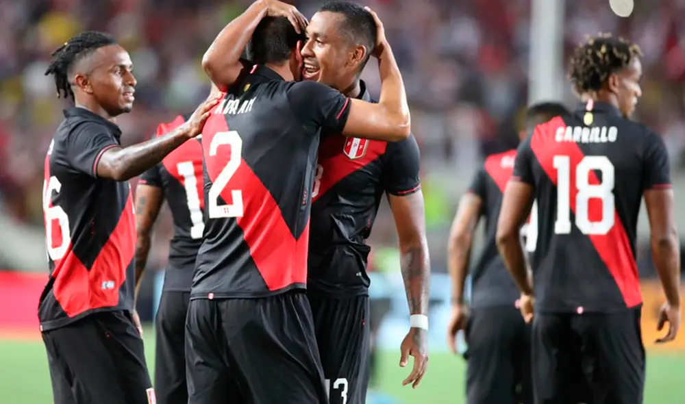 Renato Tapia recibió las felicitaciones de algunos compañeros de la selección peruana. (FOTO: AFP).