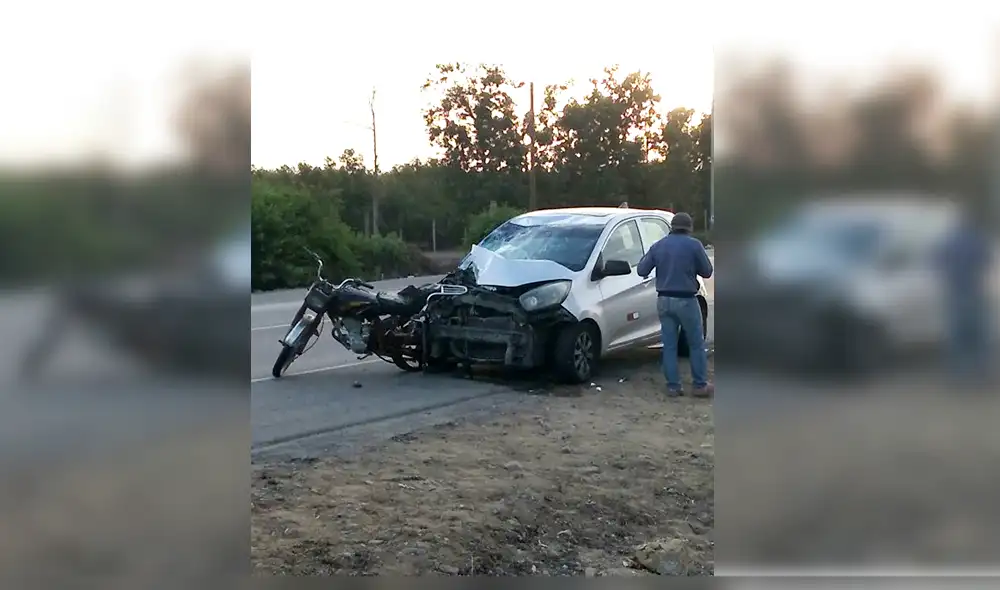 Motocicleta quedó destrozada tras el impacto del automóvil.