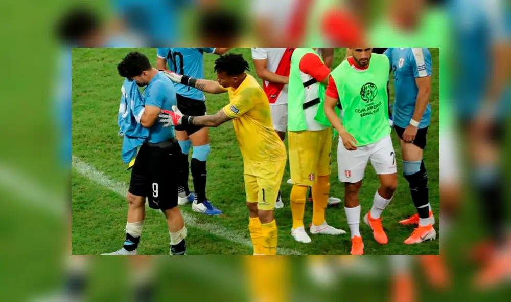 Pedro Gallese se acercó a Luis Suárez para consolarlo tras la eliminación de Uruguay en la Copa América 2019. (Foto: EFE)