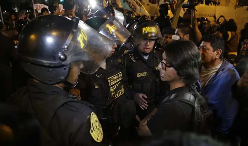 Keiko Fujimori: ciudadanía se movilizó en el Cercado de Lima tras decisión del TC Keiko Fujimori: ciudadanía se movilizó en el Cercado de Lima tras decisión del TC