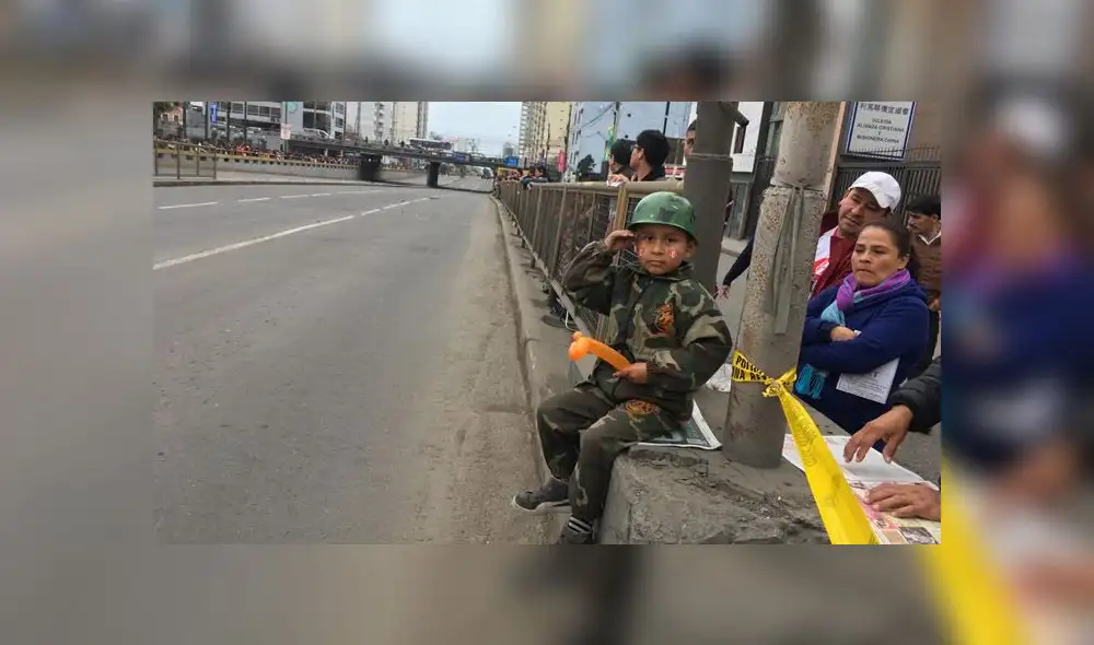 Familias enteras disfrutaron del variado y colorido cronograma del Desfile Militar. (Foto: La República)