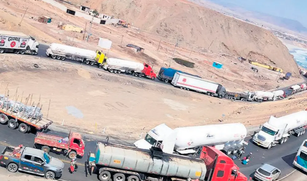 Panamericana Sur. Decenas de vehículos varados permanecían hace 10 días en la zona. Ayer por la tarde lograron pasar. Foto: difusión