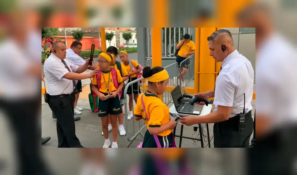 Escolares son revisados con detector de metales en colegio de S.J.L. [VIDEO]