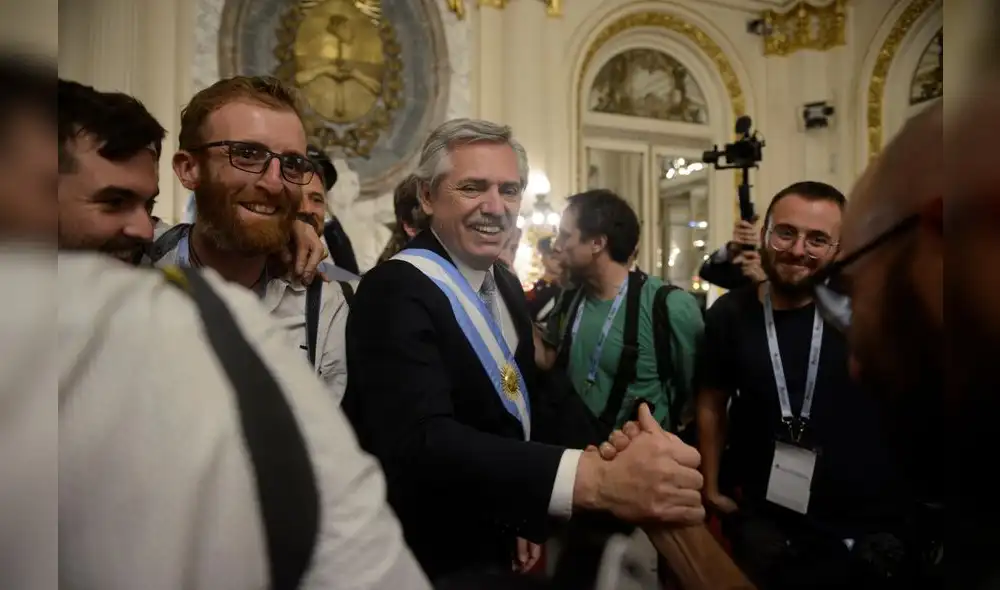 JJPANA9200. BUENOS AIRES (ARGENTINA), 10/12/2019.- El presidente argentino Alberto Fernández saluda a los fotógrafos que presenciaron su asunción junto a Felipe Solá, quien jurará como Canciller, este martes en el Salón Blanco de la Casa Rosada en Buenos Aires (Argentina). El presidente de Argentina, Alberto Fernández, prometió este martes, en el inicio de su Gobierno, ordenar la golpeada economía del país, detener su "caída libre", sacarla de su "virtual" cese de pagos y revertir los "terroríficos" datos que hoy describen su crisis. EFE/Fabián Mattiazzi JJPANA9200. BUENOS AIRES (ARGENTINA), 10/12/2019.- El presidente argentino Alberto Fernández saluda a los fotógrafos que presenciaron su asunción junto a Felipe Solá, quien jurará como Canciller, este martes en el Salón Blanco de la Casa Rosada en Buenos Aires (Argentina). El presidente de Argentina, Alberto Fernández, prometió este martes, en el inicio de su Gobierno, ordenar la golpeada economía del país, detener su "caída libre", sacarla de su "virtual" cese de pagos y revertir los "terroríficos" datos que hoy describen su crisis. EFE/Fabián Mattiazzi