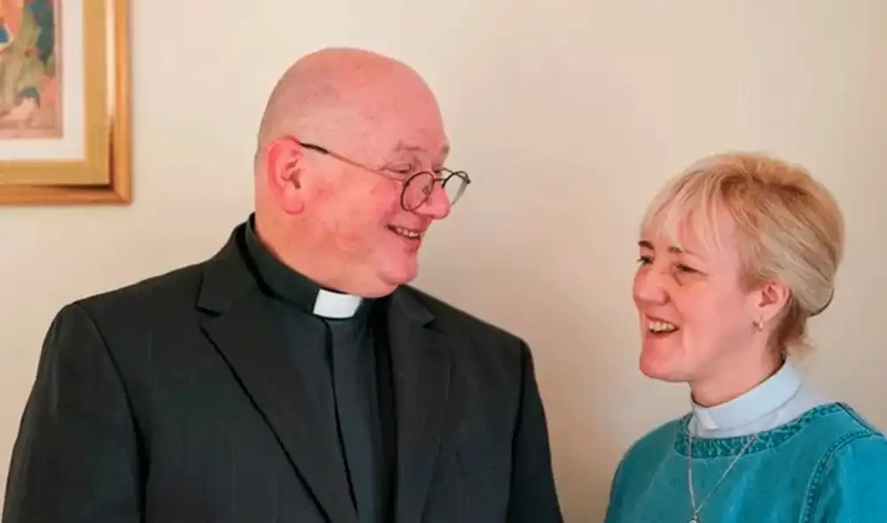 Ahora ella es capellana de un centro médico y Robert es vicario de la iglesia de Inglaterra. Foto: BBC News Mundo Ahora ella es capellana de un centro médico y Robert es vicario de la iglesia de Inglaterra. Foto: BBC News Mundo