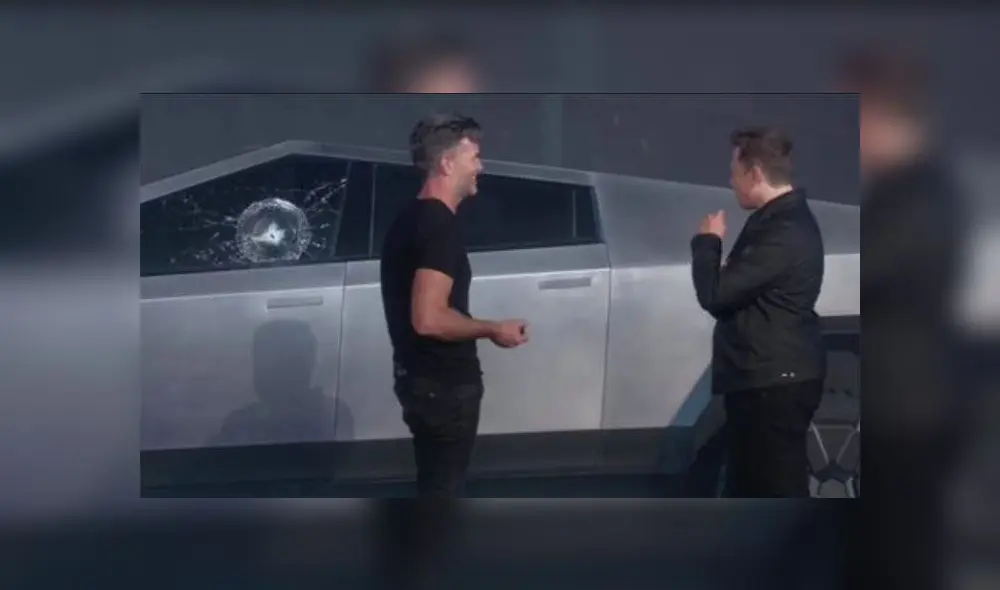 Franz von Holzhausen, diseñador principal de Tesla, y Elon Musk, fundados de la compañía, durante la fallida presentación.