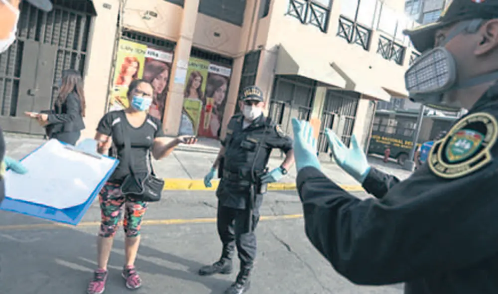 Sin excusas. Efectivos policiales intervienen a las personas que sin motivo circularon por Mesa Redonda. Los multaron. Sin excusas. Efectivos policiales intervienen a las personas que sin motivo circularon por Mesa Redonda. Los multaron.