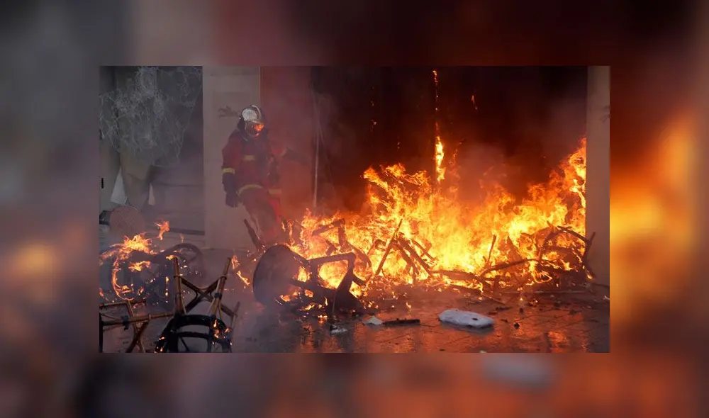 Francia: incendios en Campos Elíseos durante marcha de 'chalecos amarillos' [VIDEO]