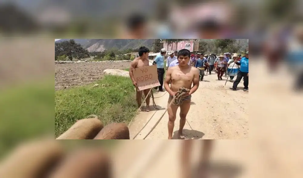 Pasean desnudos y con carteles a dos delincuentes 