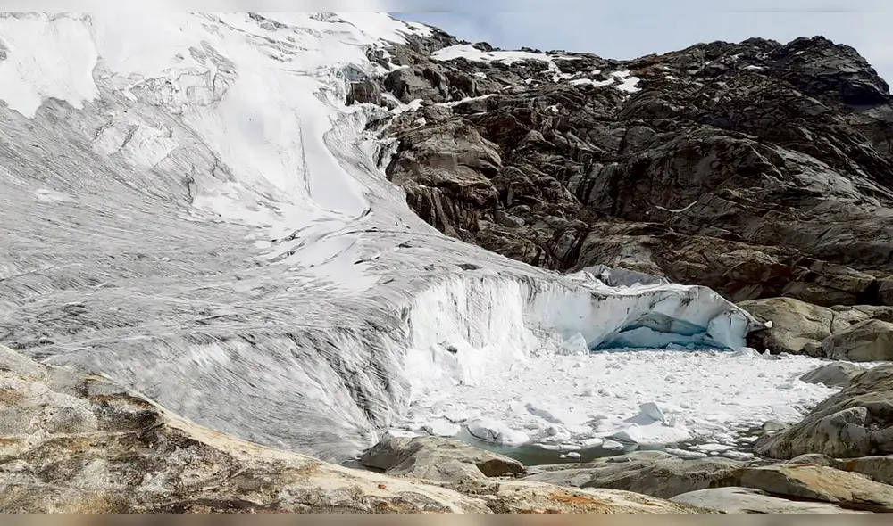 Desaparece. Esta es una laguna en formación en la base del nevado Vallunaraju por efecto del retroceso de la capa glaciar. La montaña rocosa estuvo cubierta de hielo hasta hace unos años. Foto: difusión Desaparece. Esta es una laguna en formación en la base del nevado Vallunaraju por efecto del retroceso de la capa glaciar. La montaña rocosa estuvo cubierta de hielo hasta hace unos años. Foto: difusión