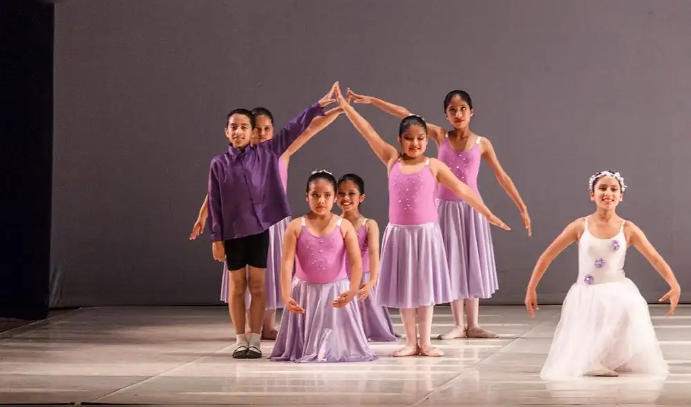 Niños bailando por otros niños