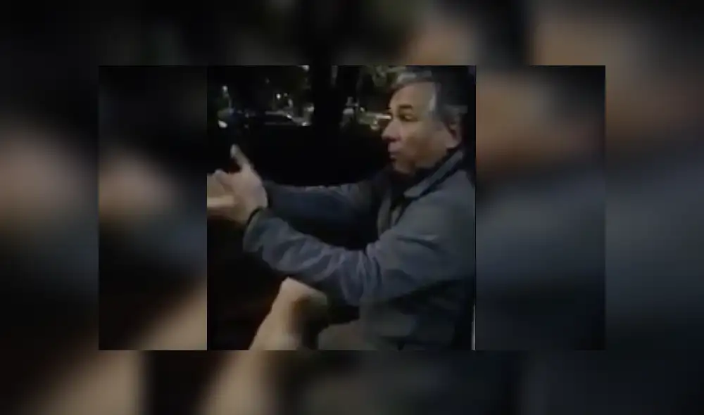 El médico intentó entrar a un club a pesar de la cuarentena obligatoria dictada por el presidente y arremetió contra las autoridades. (Foto: captura) El médico intentó entrar a un club a pesar de la cuarentena obligatoria dictada por el presidente y arremetió contra las autoridades. (Foto: captura)