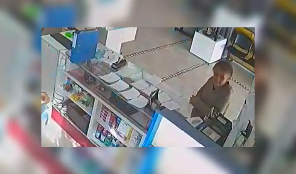 Evidencia: momento en el cual la anciana ya ha escondido la billetera con su brazo Evidencia: momento en el cual la anciana ya ha escondido la billetera con su brazo