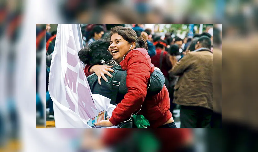 Celebran. Muestras de júbilo tras el discurso del presidente Martín Vizcarra.