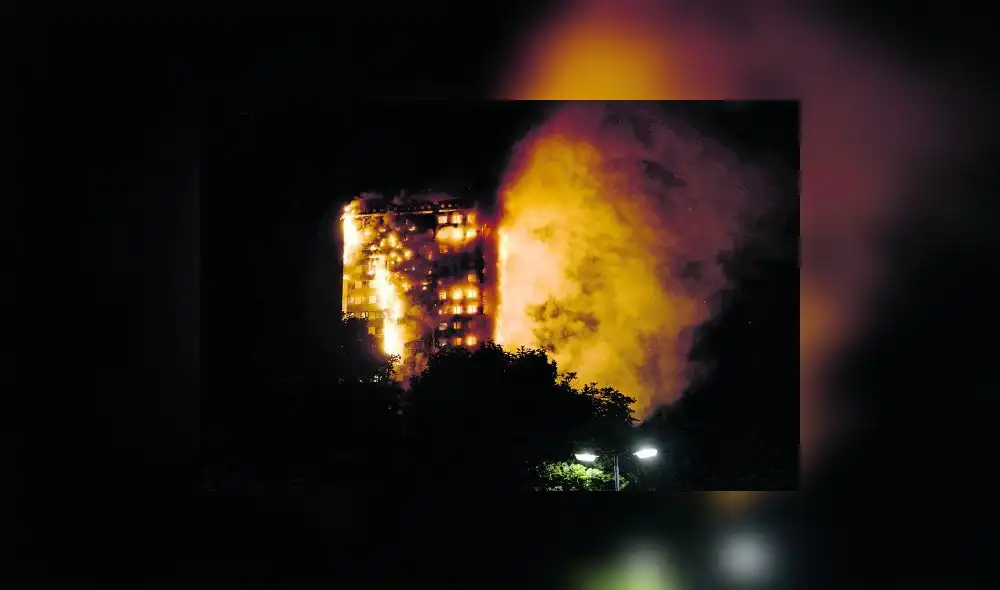 Incendio consume torre de 27 pisos en el centro de Londres Incendio consume torre de 27 pisos en el centro de Londres