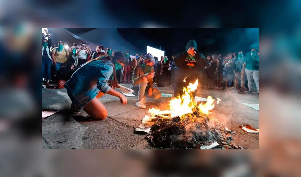 Feministas queman libros contra la homosexualidad en FIL de Guadalajara [FOTOS] 