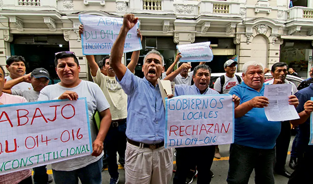 Rechazo. Trabajadores estatales en desacuerdo con norma de la negociación colectiva. (Foto: Virgilio Grajeda) Rechazo. Trabajadores estatales en desacuerdo con norma de la negociación colectiva. (Foto: Virgilio Grajeda)