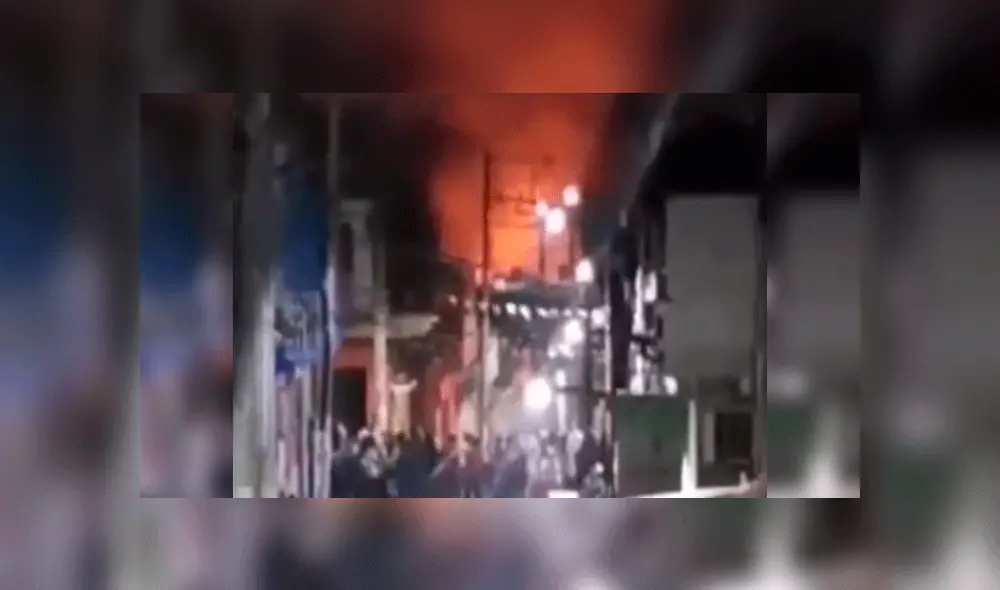 Los pobladores también quemaron la casa de la madre del gobernador. Fuente: Twitter.