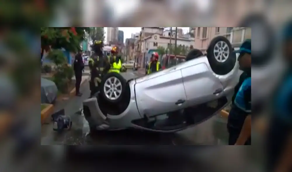 Jesús María: Sujetos salvan de morir tras impactar auto contra un muro [VIDEO]
