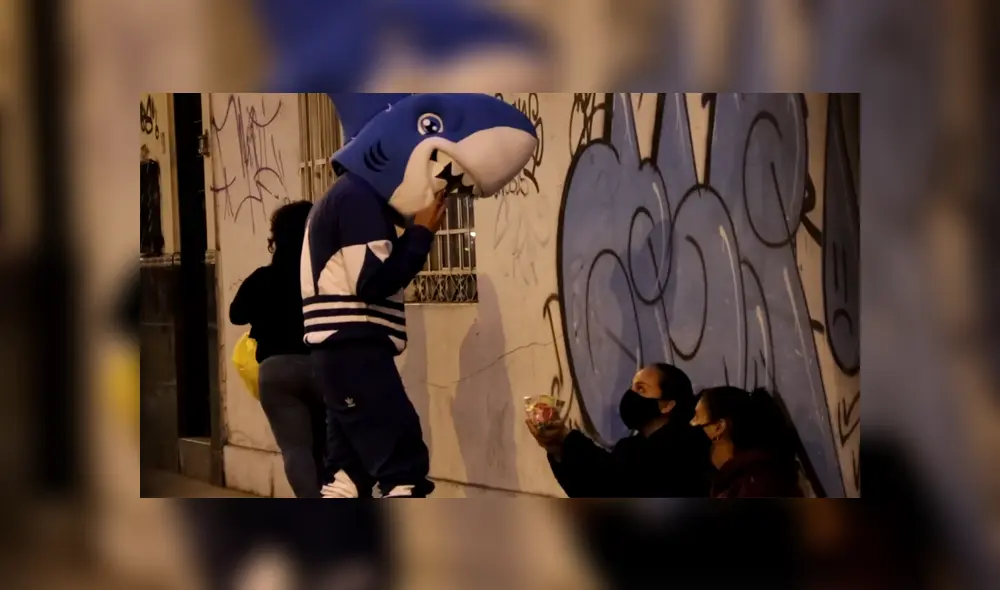El joven, quien lleva la cabeza de un disfraz de tiburón, ayuda la gente que trabaja en la calle en plena pandemia. Foto: Tiburón Lima / Facebook El joven, quien lleva la cabeza de un disfraz de tiburón, ayuda la gente que trabaja en la calle en plena pandemia. Foto: Tiburón Lima / Facebook