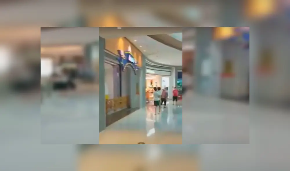 En Facebook, un padre tapó los ojos de su pequeña para impedir que le pida ingresar al parque de diversiones. En Facebook, un padre tapó los ojos de su pequeña para impedir que le pida ingresar al parque de diversiones.