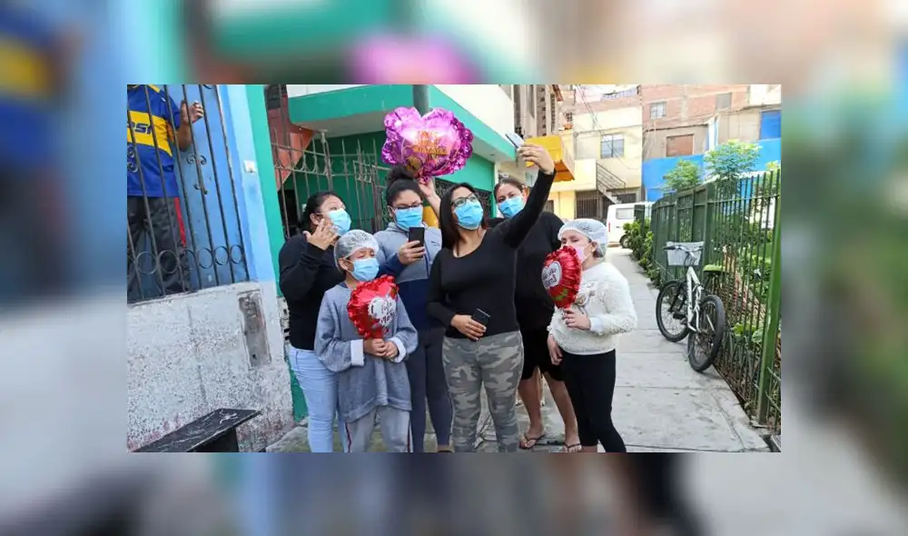 Luego de 20 días, Élida Flores pudo ver a su familia a través de la pantalla de un celular. (Foto: María Pía Ponce / GLR - URPI) Luego de 20 días, Élida Flores pudo ver a su familia a través de la pantalla de un celular. (Foto: María Pía Ponce / GLR - URPI)