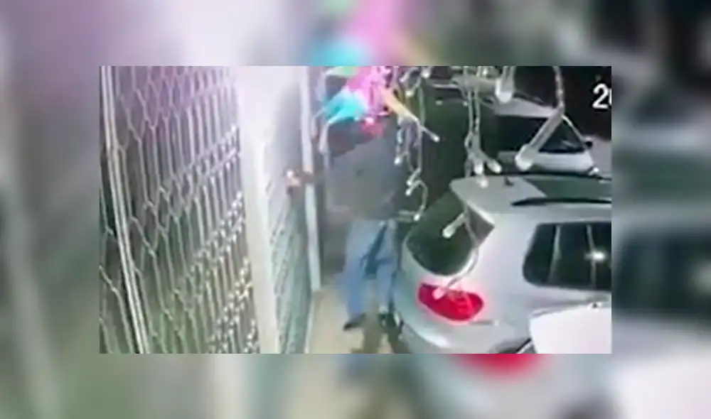 El hombre intentó romper la cerradura del local, pero al no poder, robó la piñata. Foto: captura.